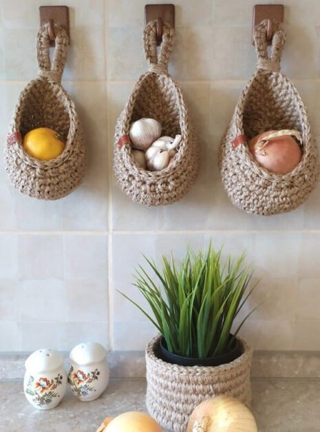 panier-de-rangement-legumes-et-fruits-a-suspension-murale-tisse-3
